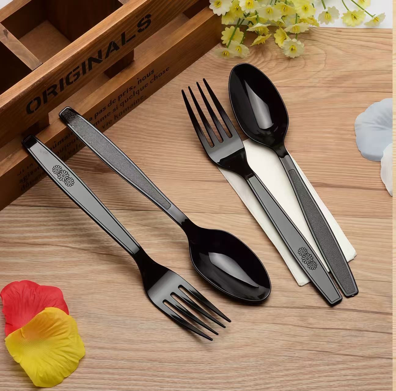 Disposable spoon and cutlery formats shown as a shape and service reference