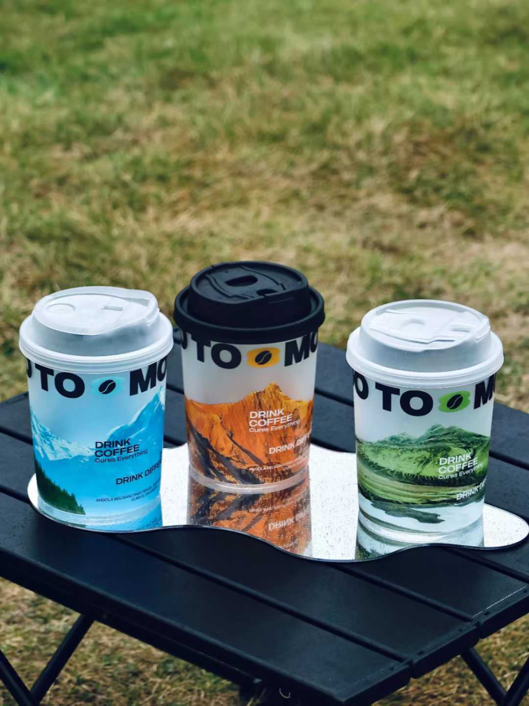 Printed beverage cups fitted with different takeaway lids